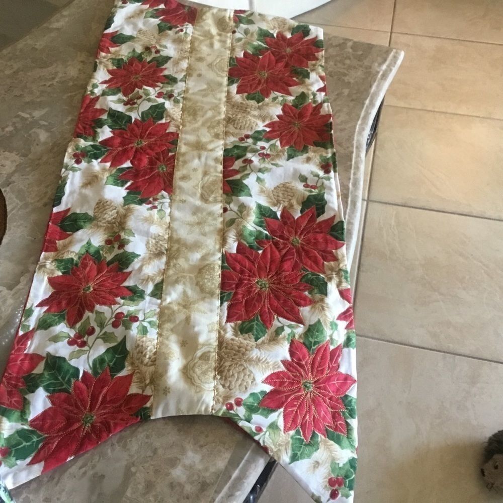 NWT Hand Crafted Quilted Holiday Runner in Poinsettia Print
